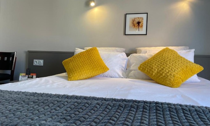 Lourdes Hotel | Logis Hôtel Castel de Mirambel