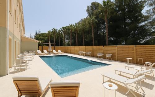 Saint-Cyr-sur-Mer Hotel | Logis Hôtel de Port d'Alon - St Cyr sur Mer