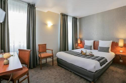 Vernantes Hotel | Logis Hôtel Le Pélican & son restaurant