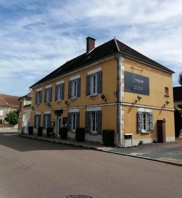 Montigny-la-Resle Hotel | LOGIS Hôtel & Restaurant Le Soleil D'or