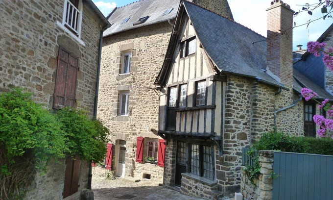 Lanvallay Apartment | Logis Located in the port of Dinan: walking, canoeing, sea relaxing
