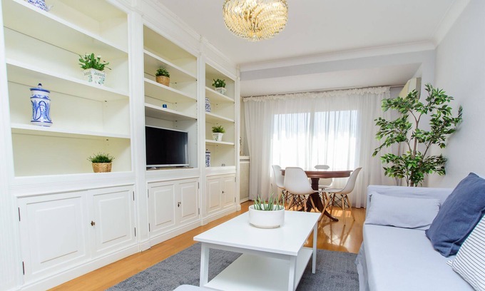 Zaragoza Centro Apartment | LOIRA CÁNOVAS: Warmth and Spacious near the Uni