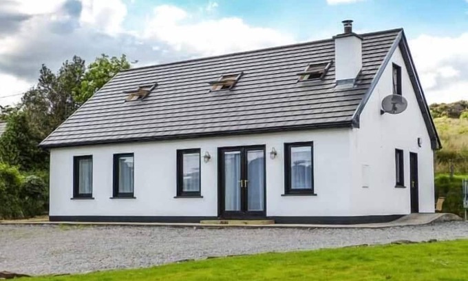 Cloghan Cottage | LOISTIN COIMIN, family friendly in Ballybofey, County Donegal