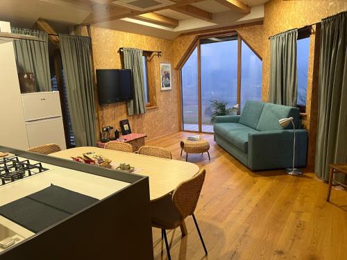 Dane Apartment | Lojzov toplar Modern haystack
