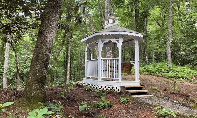 Highlands Apartment | Lolly's Treehouse 10 minutes to Highlands.