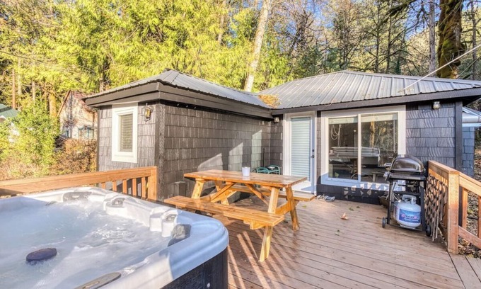 Mount Hood Village Cabin | Lolo Bungalow - Private hot tub, riverfront access