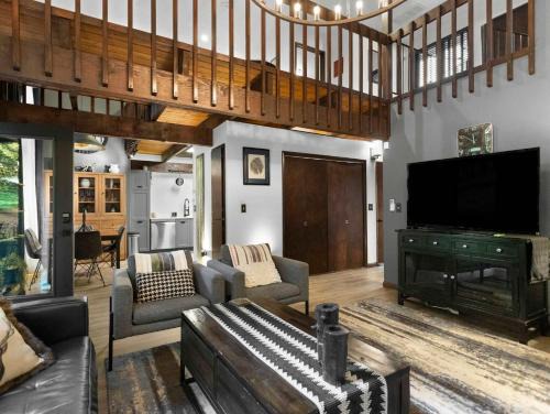 Rhododendron House | Lolowood Chalet - Modern cozy nature retreat dog friendly