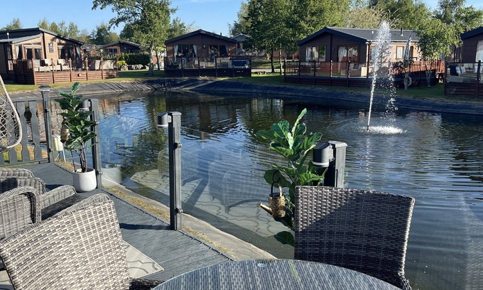 South Lakeland Leisure Village Cottage | LOLUKE LODGE ON THE LAKE, family friendly, with a garden in Carnforth