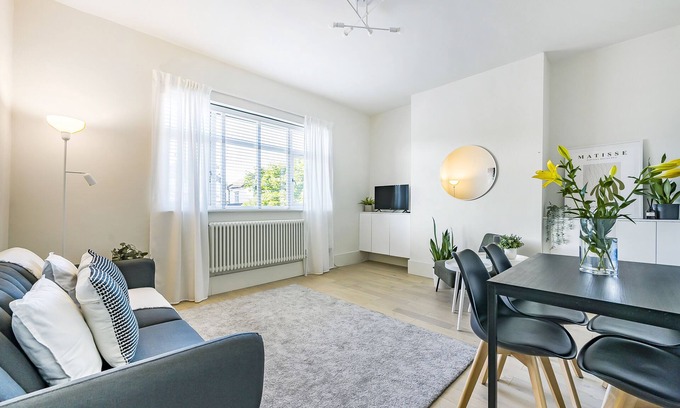 Grange Apartment | London Calling 3 bed 3 baths 5 mins from train into City