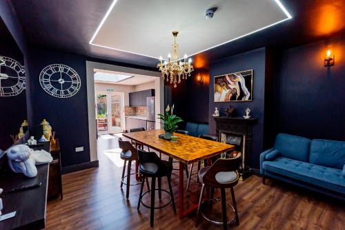 Heathrow Villages House | London Heathrow Airport- Spacious 6-Bedroom Home Sleeps 10