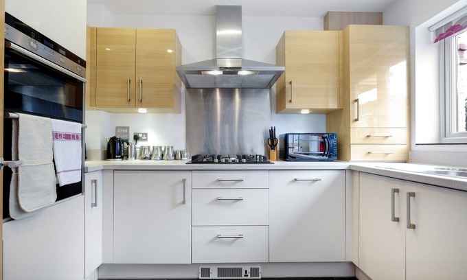 Stanwell Apartment | London Heathrow Living Holywell Springs Serviced House - 3 bedrooms