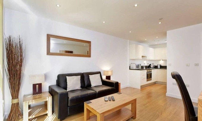Slough Condo | London in 15 mins - 15 mins to Heathrow Airport