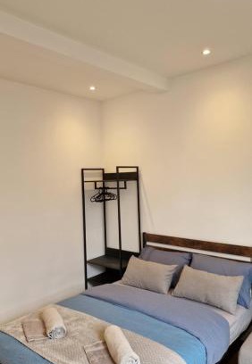 St. Helen's Apartment | London Kensington Room