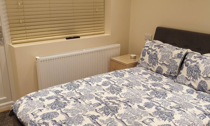 Chiswick Riverside Apartment | London Luxury 1 bed flat 4 mins to Ilford Stn - kitchen