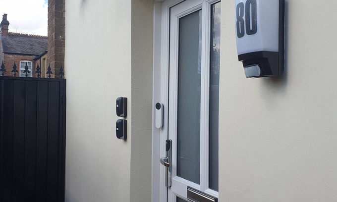 Southgate Apartment | London Luxury 2 Bedroom with Sofas with Lounge AC, Garden Free Parking near Tube