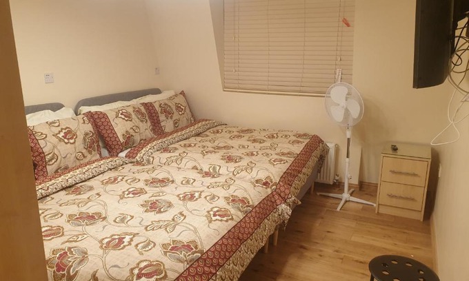Clayhall Apartment | London Luxury 3 bedroom 2 bathrooms flat 1 min to Redbridge Station FREE parking & WIFI