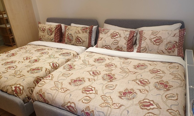 Clayhall Apartment | London Luxury Apartment Sleeps 4, 1 Min from Redbridge Station