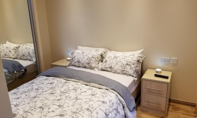 Clayhall Apartment | London Luxury Apartment 4 Bedroom Sleeps 12 people with 4 Bathrooms 1 Min walk from Station
