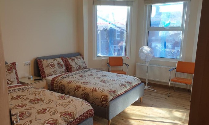 Valentines Apartment | London Luxury Spacious 2 Bedroom Apartment 4 mins from Ilford Stn. FREE parking