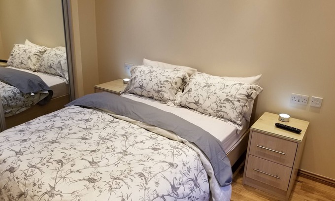Cranbrook Apartment | London Luxury Studio Flat #3 Rose Apartment 1 minute from Underground Sleeps 2