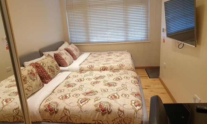 Cranbrook Apartment | London Luxury Studio Flat #4 Mayflower Apartment 1 min to Underground Sleeps 4