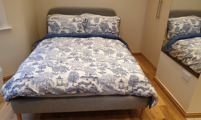 Valentines Apartment | London Luxury Studio Flat 4 mins to Ilford Stn with FREE parking