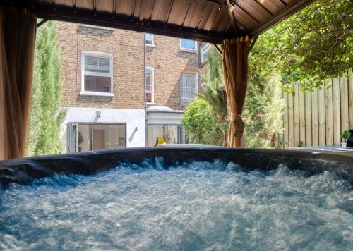 Queen's Park Apartment | London Queen's Park with cinema & gaming room