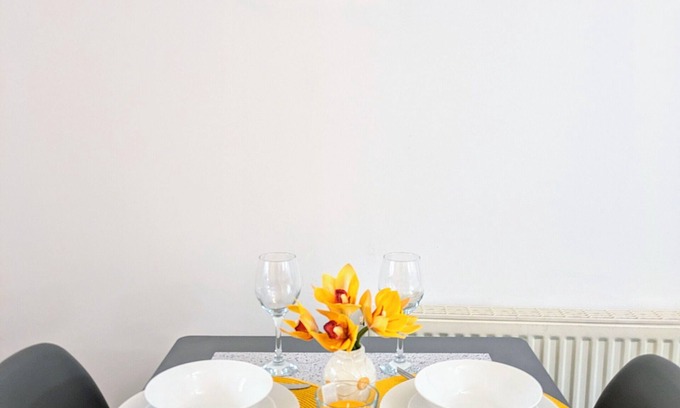 West Hendon Apartment | London Studio centrally located, minutes from train stations