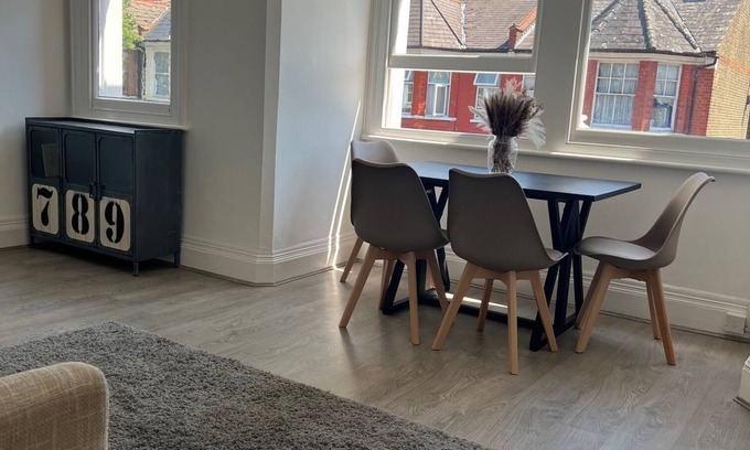Bruce Grove Apartment | London Stylish 2 Bedroom First Floor Flat