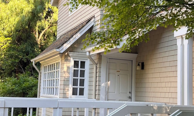 Sonoma House | London Suite nHistoric Cedar Mansion Bungalows - 1 Block from Sonoma Square