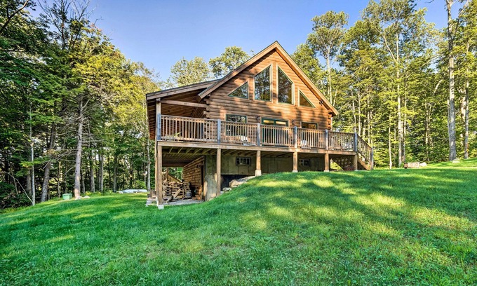 Londonderry Cabin | Londonderry Chalet w/Deck, Fire Pit & Views!