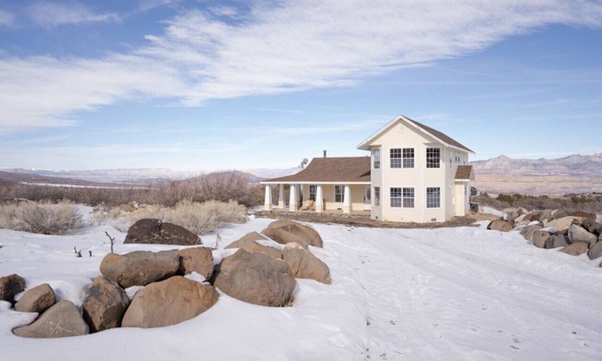 Mesa House | Lone Eagle: Tranquil Stay Near Powderhorn Ski Reso