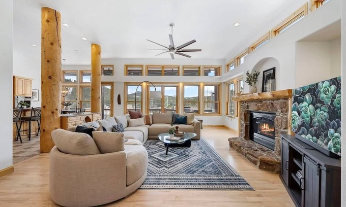 Bailey House | Lone Rock Mountain Retreat w/Views & Private Lake!