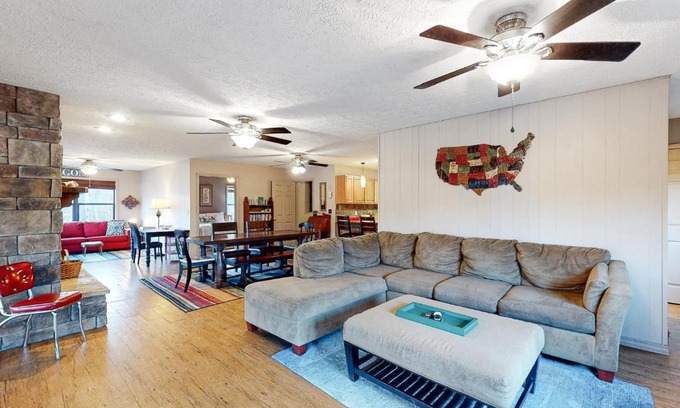 Eureka Springs House | Lone Star Lake House