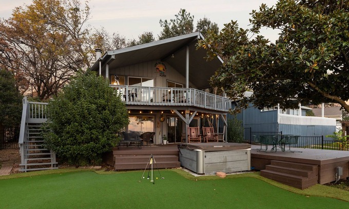 Mabank House | Lone Star Lake Cottage, SUNSET VIEWS, NEW deck/boat dock/putting green