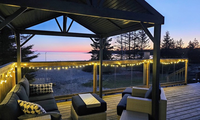 Manitoulin District House | Lonely Bay Beach House - stunning private sand beach, modern home *30 day min*