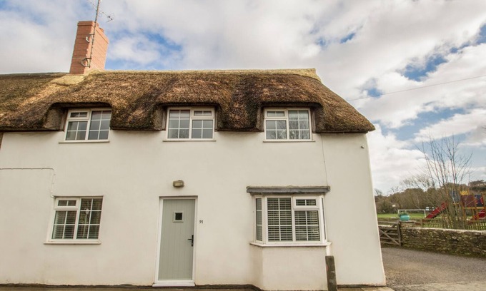 Burton Bradstock Cottage | LONG BARN, pet friendly, country holiday cottage in Burton Bradstock