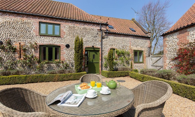 West Beckham Cottage | Long Barn - sleeps 14 guests in 7 bedrooms