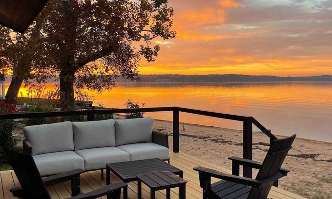Perryville Cottage | Long Beach Cottage, (romantic couple’s getaway)