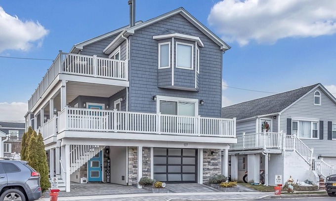 Long Beach House | LONG BEACH Labor Day WKND. Message for Discount. 4 night minimum. Steps to Beach