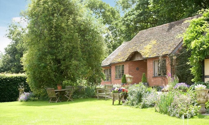 Tenbury Wells Cottage | Long Cover Cottage is 4 Star Gold retreat from the outside world.