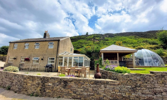 Hepworth Cottage | LONG ING FARM, pet friendly, with hot tub in Hade Edge, Yorkshire