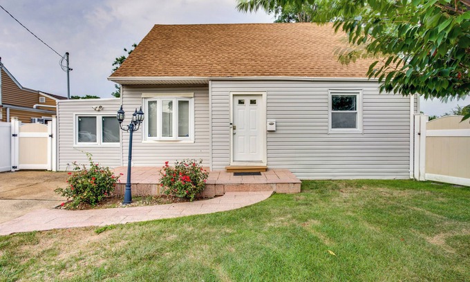 South Valley Stream House | Long Island Duplex By Airport & Train