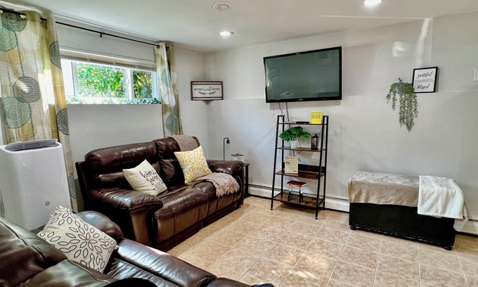 Brentwood Apartment | Long Island Family Sized Cozy Apartment w/Large backyard