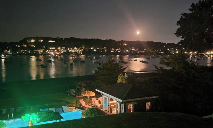 Centerport Apartment | Long Island waterfront 1-bedroom with fitness room and pool access