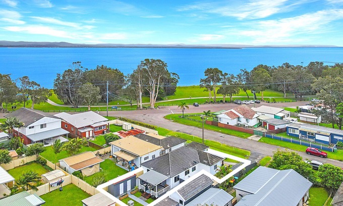 Long Jetty House | Long Jetty Lake House -Long Jetty, Central Coast Fully Renovated 3 bed Cottage,