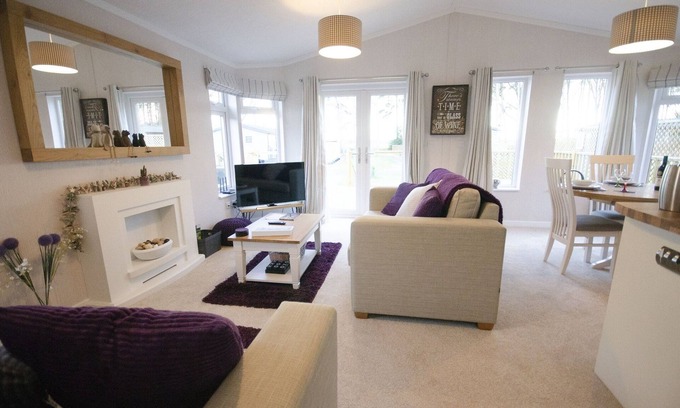 Ryther Apartment | Long Lane Lodge - Lodge with Hot Tub
