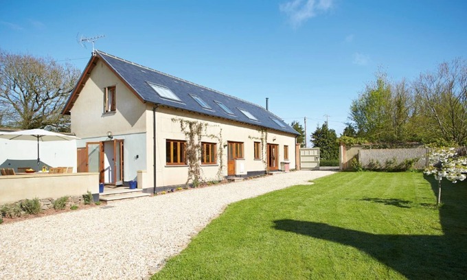 Copplestone House | Long Meadow Barn is a charming, spacious detached converted barn set in the village of Down St. Mary