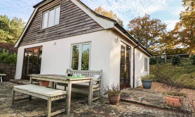 Midhurst Cottage | LONG MEADOW, family friendly, with a garden in Midhurst
