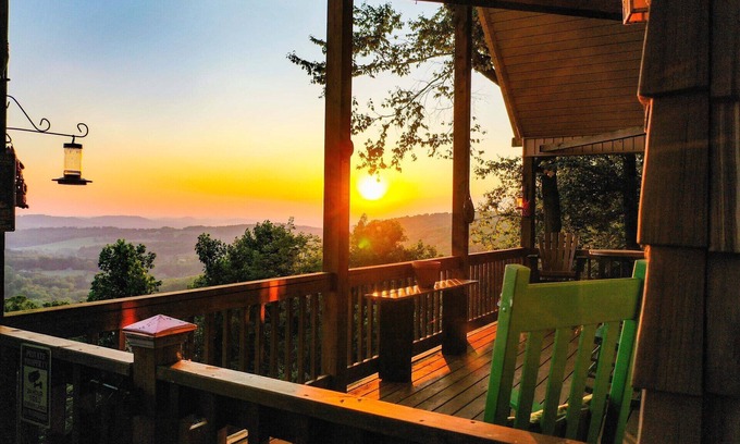 Sparta House | Long Range Mountain Views + Hot Tub!